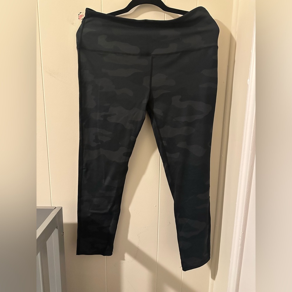 SwissBrand Sharon Black Camo Active Legging